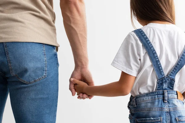 Närbild av far och dotter som håller hand — Stockfoto