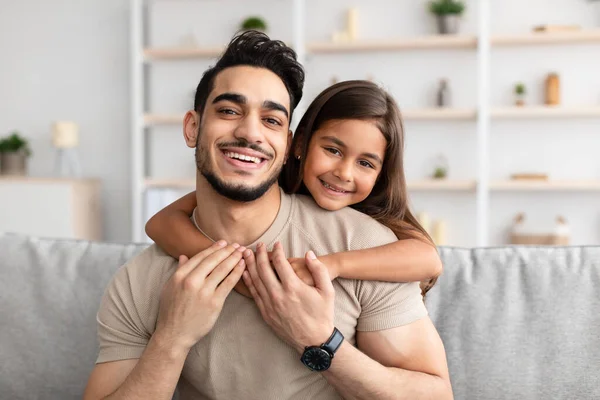 Retrato de pai e filha abraçando em casa — Fotografia de Stock
