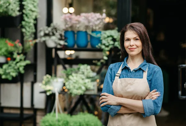 Proprietario fiducioso di piccola impresa, cameriere di eco caffè e negozio di fiori venditore in attesa di clienti — Foto Stock