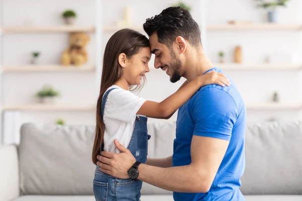 Retrato de pai e filha abraçando em casa — Fotografia de Stock