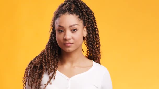 Penasaran dan mencurigakan muda african american wanita sengaja mendengar samping, memegang tangan di dekat telinganya — Stok Video