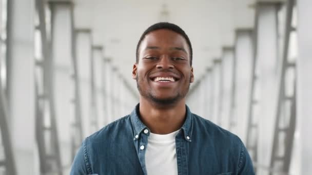 Happy African Tourist Man Mostrando Boarding-Pass Gesturing Thumbs-Up No Aeroporto — Vídeo de Stock