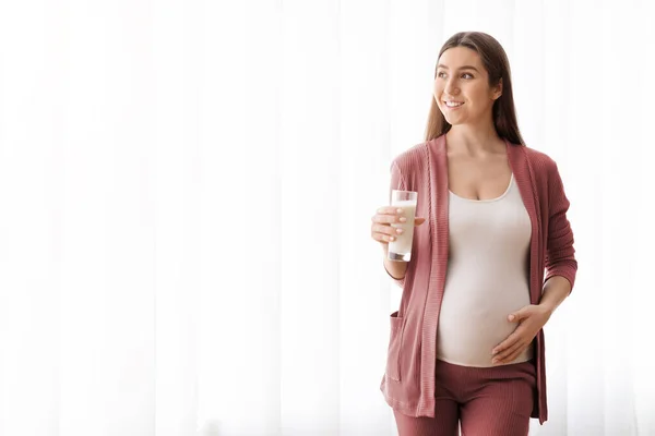 Happy Pregnant Lady Enjoying Healthy Calcium Drink, Holding Glass With Milk — стоковое фото