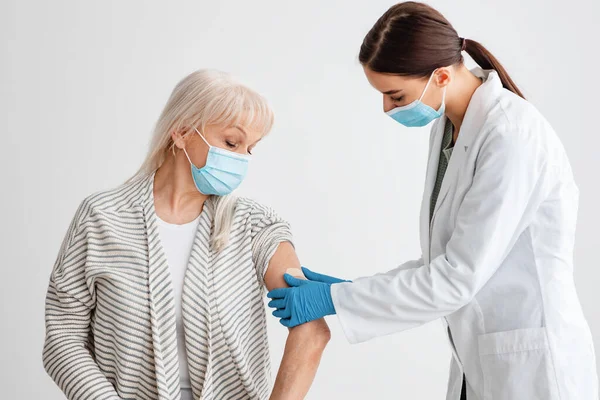 Senior Woman Receiving Coronavirus Vaccine Intramuscular Injection — Fotografia de Stock