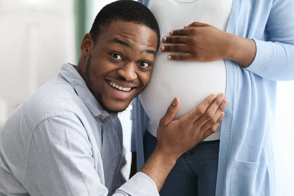 Duygusal siyah baba hamile eşin karnına yaslanıyor. — Stok fotoğraf