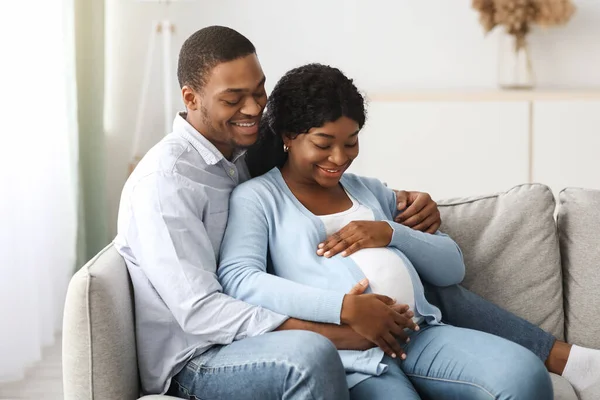 Milující těhotné páry těší čas spolu doma — Stock fotografie