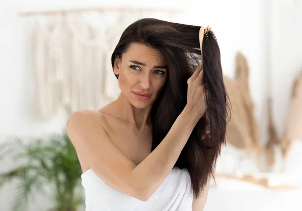 Perder cabello y tratamiento. Molesto y preocupación por los problemas de cuidado de la belleza, que sufren de vitaminas de deficiencia —  Fotos de Stock