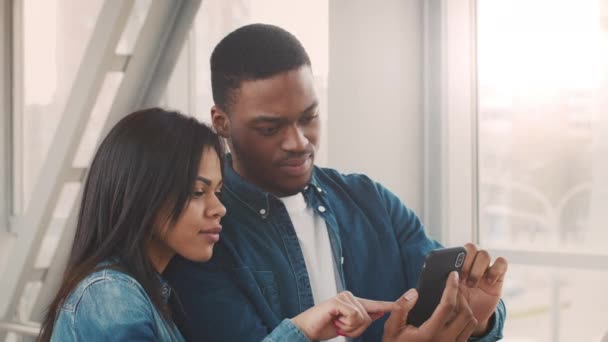 Turistas afro-americanos usando Smartphone em pé no aeroporto ao ar livre — Vídeo de Stock