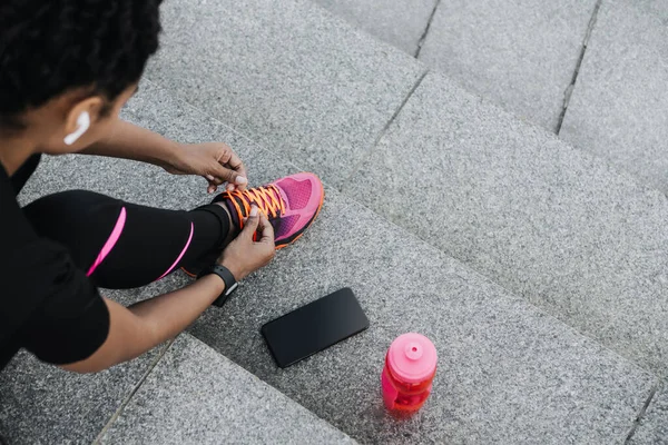 Jogging, água, tecnologia móvel para treinamento ao ar livre — Fotografia de Stock