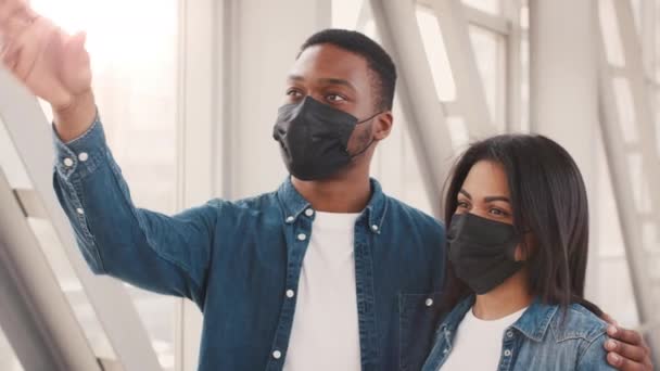 Μαύροι ταξιδιώτες ζευγάρι ρίχνουν χαρτί αεροπλάνο στέκεται στο αεροδρόμιο — Αρχείο Βίντεο