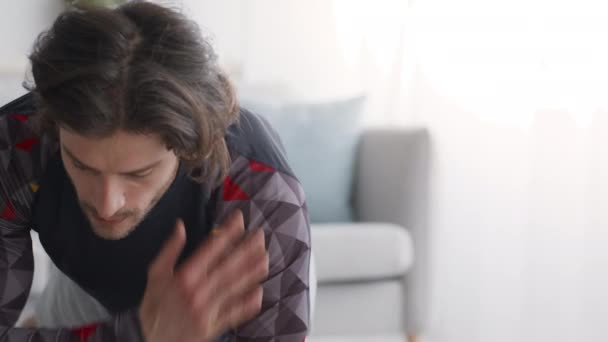 Joven deportista activo practicando flexiones en el suelo en casa, haciendo flexiones y tocándose el hombro, rastreando disparos — Vídeos de Stock