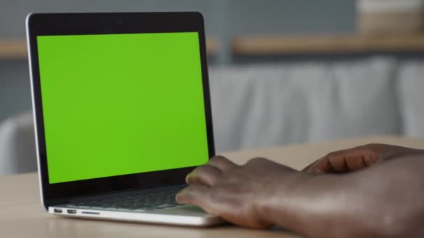 Mãos masculinas pretas digitando no laptop com tela de tecla chroma verde, trabalhando online ou navegando na internet — Vídeo de Stock