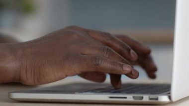 Online iş. Erkek Afrikalı Amerikalıların dizüstü bilgisayarda yazı yazıp yeni iş projeleri yarattıkları ya da rapor yazdıkları yerleri kapatın.