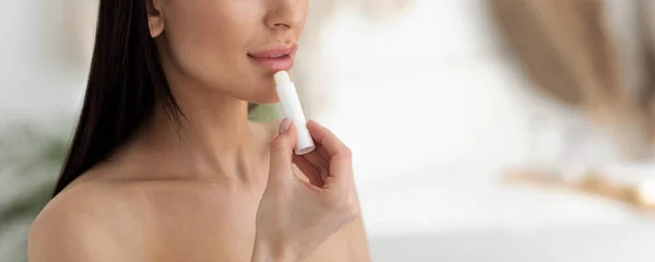 Υγιεινό lip balm ενυδάτωση ξηρά χείλη και φροντίδα ομορφιάς στο σπίτι — Φωτογραφία Αρχείου