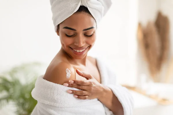 Μαύρη κυρία εφαρμογή κρέμα στους ώμους Ενυδατικό δέρμα στο μπάνιο — Φωτογραφία Αρχείου