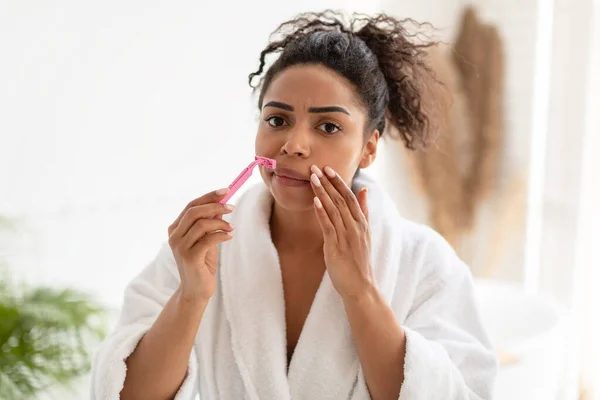 Wanita Bercukur Kumis menghapus Wajah Atas Rambut Bibir Di Kamar Mandi — Stok Foto