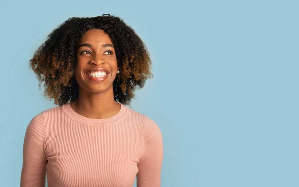 Porträt einer fröhlichen schwarzen Frau mit lockigem Haar im Kopierraum — Stockfoto