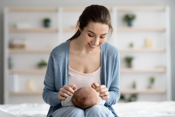 Retrato de jovem bela mãe de ligação com o bebê em casa — Fotografia de Stock