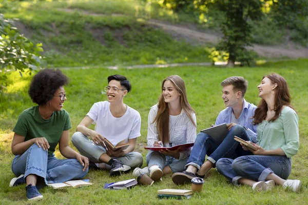Pastime In Campus. Retrato ao ar livre de amigos universitários descansando depois das aulas juntos — Fotografia de Stock