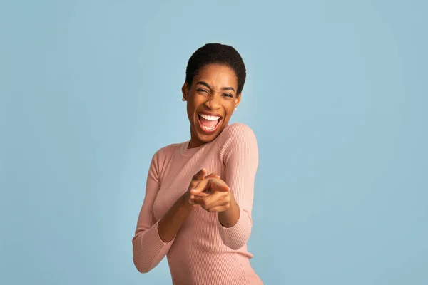 Apanhaste-me. Emocional alegre afro-americano mulher apontando os dedos para a câmera — Fotografia de Stock