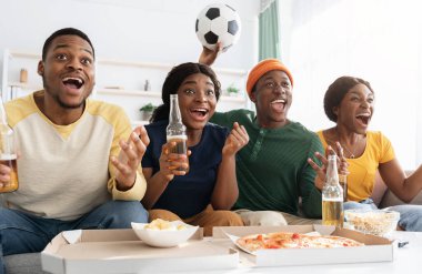 Duygusal Afrikalı Amerikalı arkadaşlar futbol maçı izliyorlar.
