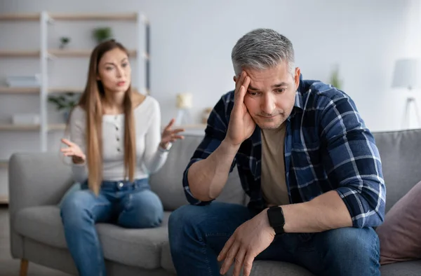 Wütende reife Frau schreit ihren aufgebrachten Mann an, hat Konflikte zu Hause, kopiert Raum — Stockfoto