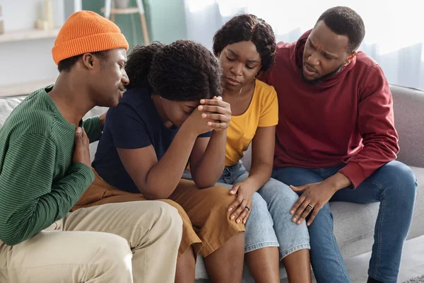 Υποστηρικτικοί μαύροι φίλοι που παρηγορούν την κοπέλα τους που κλαίει — Φωτογραφία Αρχείου
