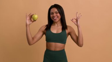 Elma Hareketli Afrikalı Fitness Kadını Tamam, Bej Arkaplan