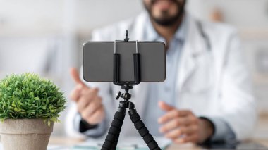 Sanal doktor hastasına evde danışmanlık yapıyor. Çevrimiçi teletıp sohbet, ziyaret, toplantı, tele sağlık