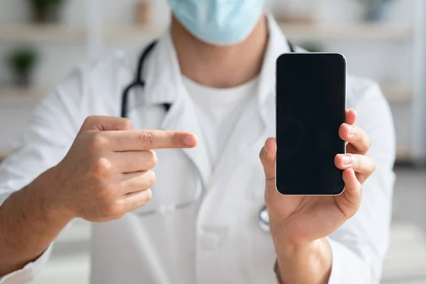 Tanımlanamayan doktor akıllı telefonu boş ekranla işaret ediyor. — Stok fotoğraf