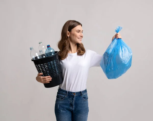 Ev Atıkları Sıralama. Çöp Torbası ve Plastik Şişeli Kova Tutan Kadın — Stok fotoğraf