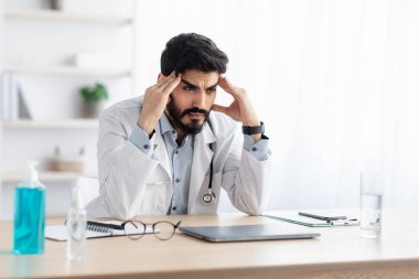 Hasta, enfekte olmuş, hasta ve çoklu 19 salgını sırasında çok çalışmış.