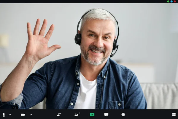 Leende senior man med videosamtal, med hjälp av headset — Stockfoto