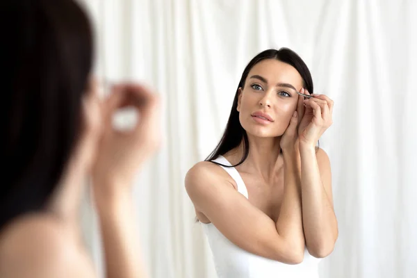 Autocuidado, tratamento de beleza e distanciamento social durante a quarentena vívida — Fotografia de Stock