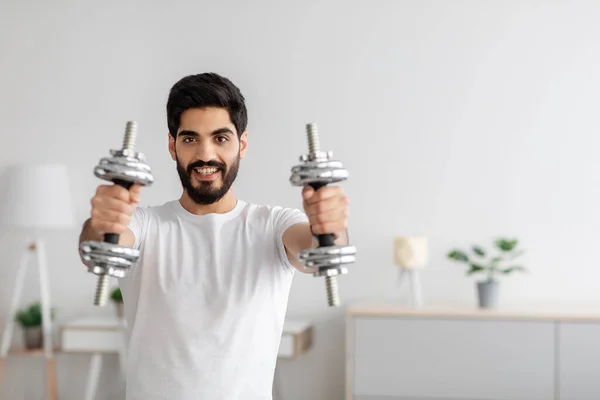 Krafttraining zu Hause, Körperpflege, neue Normalität und Sicherheit während covid-19 Lockdown — Stockfoto