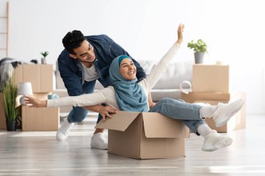 Neşeli orta doğu ailesi eşyalarını yerleştirirken eğleniyor.