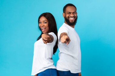 Gülümseyen siyah çift kameraya bakıyor, seni seçiyor.