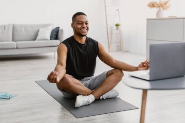 Afrikalı Adam Yoga Çevrimiçi Meditasyon Yapıyor İçerde Laptop Oturuyor