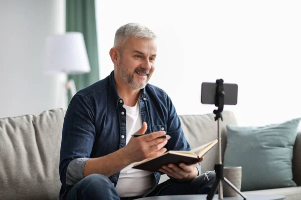 Homem idoso feliz estudando online enquanto fica em casa — Fotografia de Stock