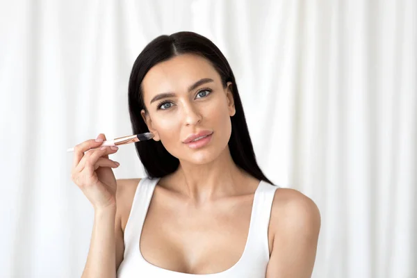 Face sculpting, makeup lessons and beauty blog, safe-care at home — Stock Photo, Image