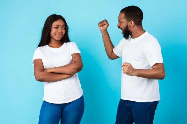 Casal negro discutindo, homem gritando com mulher irritada — Fotografia de Stock