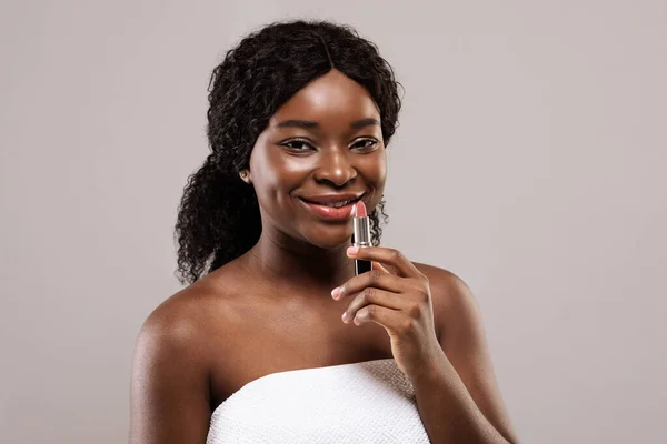 Naakt make-up. Portret van aantrekkelijke Afro-Amerikaanse vrouw met roze lippenstift — Stockfoto