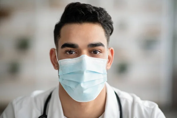 Yüz maskeli Arap doktorun yakın plan portresi. — Stok fotoğraf