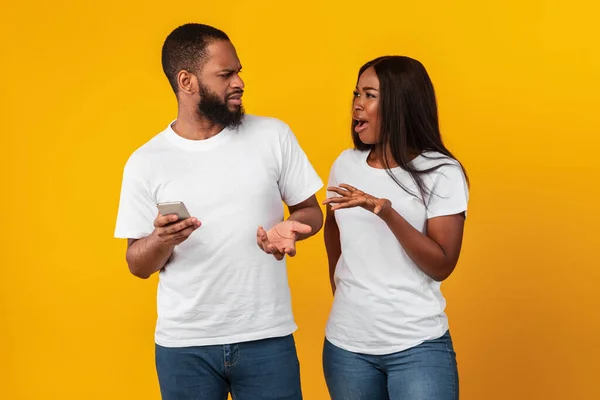 Zwarte vrouw schreeuwen tegen vriendje man met behulp van mobiele telefoon — Stockfoto