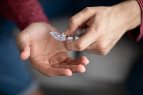 Onherkenbare man met blisterverpakking met pillen in zijn handen — Stockfoto