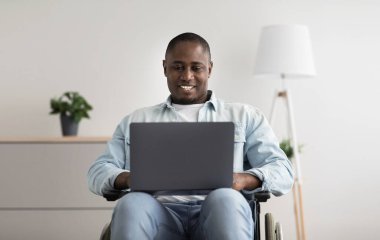 Çevrimiçi iş, eğitim, web sitesi, covid-19 karantinası sırasında blog yazma