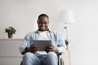 Pozitif duyguların ifadesi ve cihazla çalışma, harika uygulama, teklif ve reklam