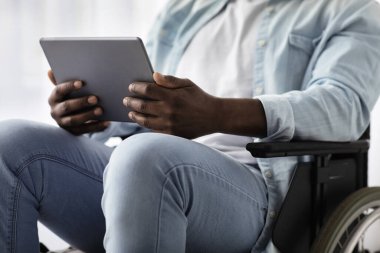 İnternette sörf yapmak, video izlemek, online görüşmeler yapmak ve COVID sırasında uzaktan çalışmak.