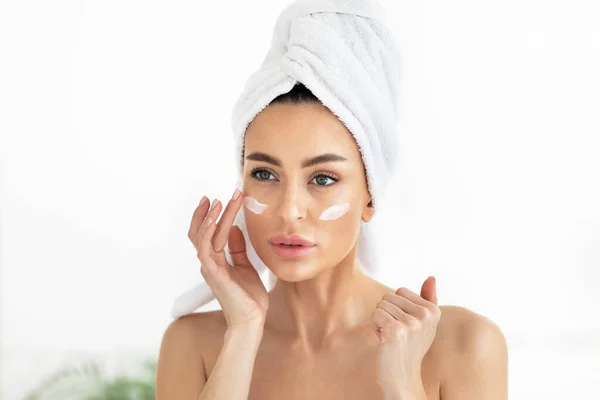 Cosmetici della pelle puliti, cura dermatologica, maschera anti-età e bellezza naturale — Foto Stock