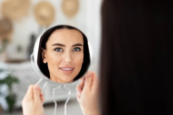 Результат косметических процедур и ухода за кожей, рутинный макияж дома — стоковое фото
